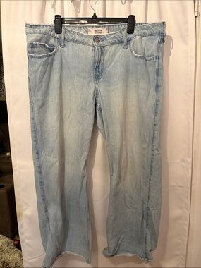 Hollister Light Wash Baggy-Fit Jeans - Pale Blue